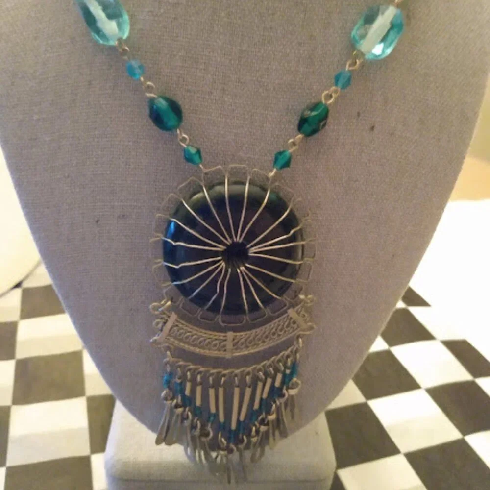 DESIGNER Vintage Boho Chic Silver Teal/Turquoise Beaded Caged Medallion Necklace - Picture 4 of 5